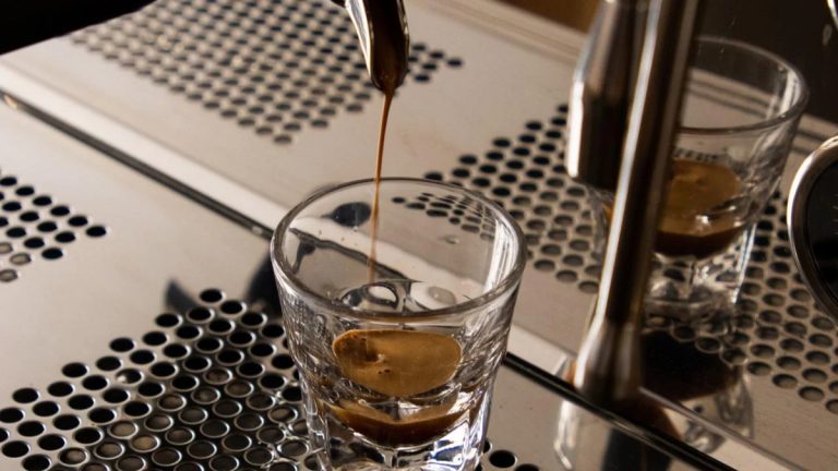 Can You Use Distilled Water for Coffee? What Happens to Taste, Aroma, and Extraction