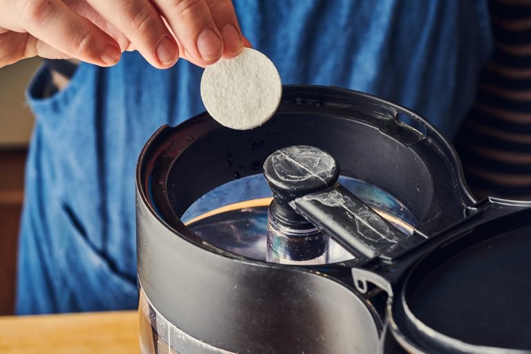 How to Clean the Inside of a Coffee Pot Easily for Sparkling and Fresh-Tasting Coffee